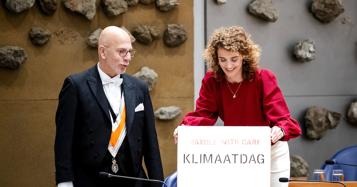 ApeNaples's tweet card. Het Nederlandse klimaatbeleid loopt deels vast. Met verkiezingen in zicht laat minister Hermans de strengste maatregelen los. Diverse maatwerkafspraken met vervuilers stranden, de CO2-taks voor...