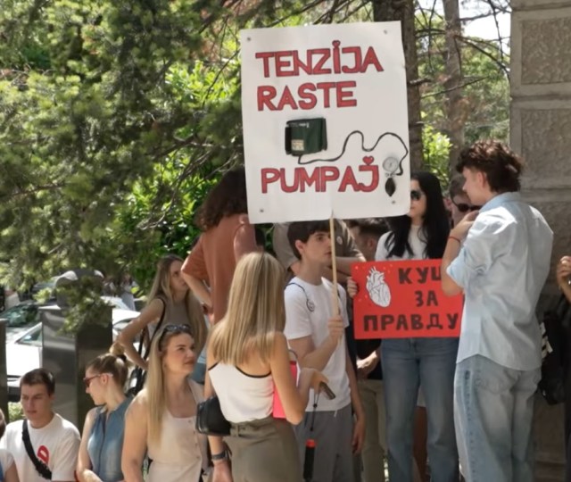 razglasnews's tweet card. Da se izbori održavaju danas i da na njih izlaze samo studentska lista i pokret na čelu sa Aleksandrom Vučićem, 54,8 odsto građana Srbije bi glasalo za studentsku listu, dok bi za Vučićevu listu gl…