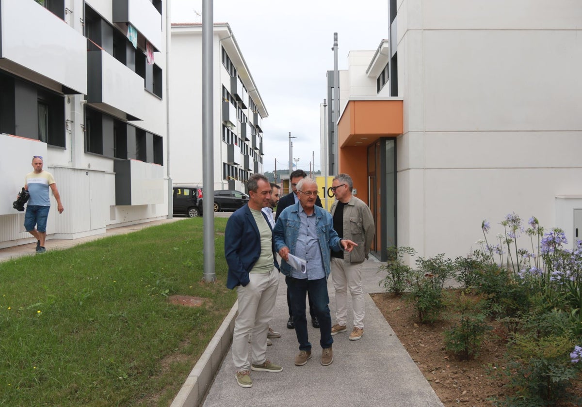 iuxixon's tweet card. El consejero de Vivienda visitó junto al edil de Infraestructuras el poblado de Inuesa, en Tremañes, tras la finalización de las obras de rehabilitación