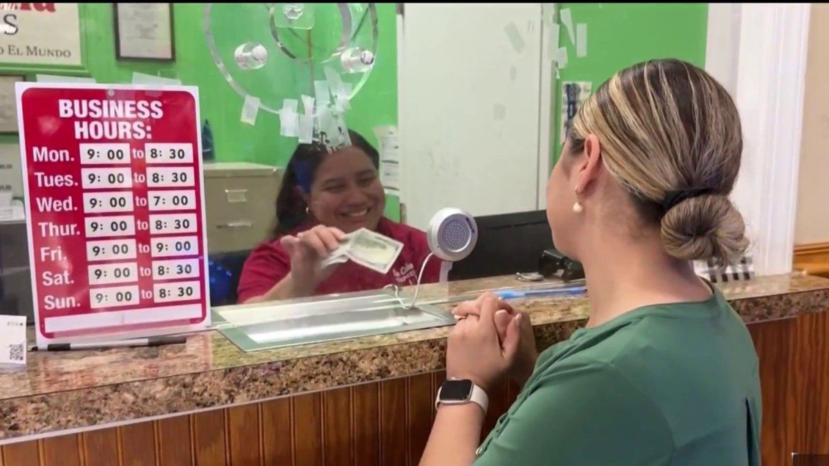 Telemundo44's tweet card. Para muchos, enviar dinero a sus seres queridos en el extranjero es una prioridad, pero en medio de un ambiente migratorio tenso, algunos están cambiando la manera en que lo hacen.
