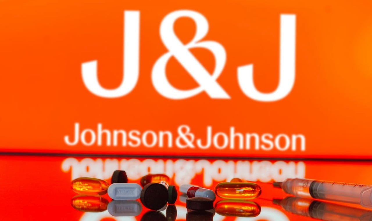 FiercePharma's tweet card. Leading up to the entry of the first Stelara biosimilars in the U.S. | Leading up to the entry of the first Stelara biosimilars in the U.S. at start of 2025, executives at Johnson & Johnson remained...
