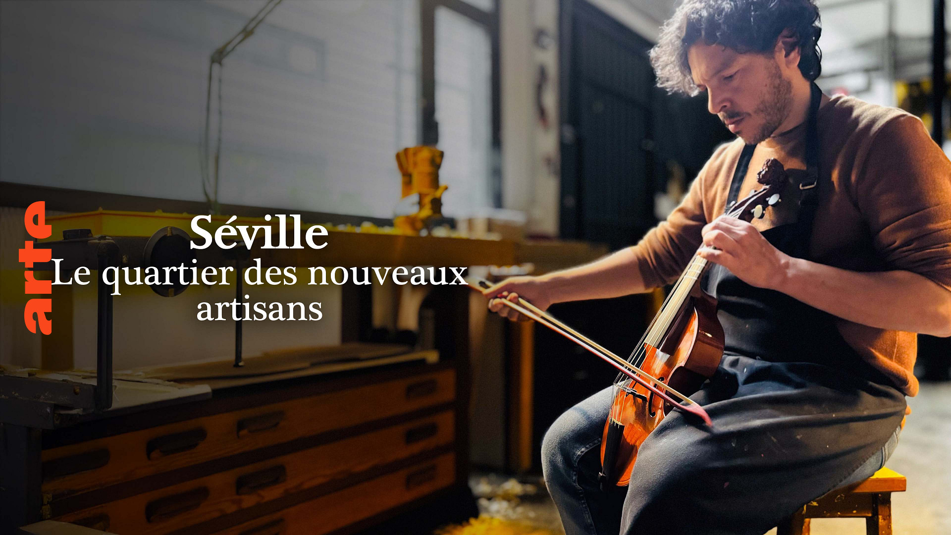 64_s64's tweet card. En plein coeur de Séville, rencontre avec les artisans installés à Rompemoldes, une cour d'habitation transformée en espace de création qui mêle avant-garde et tradition.