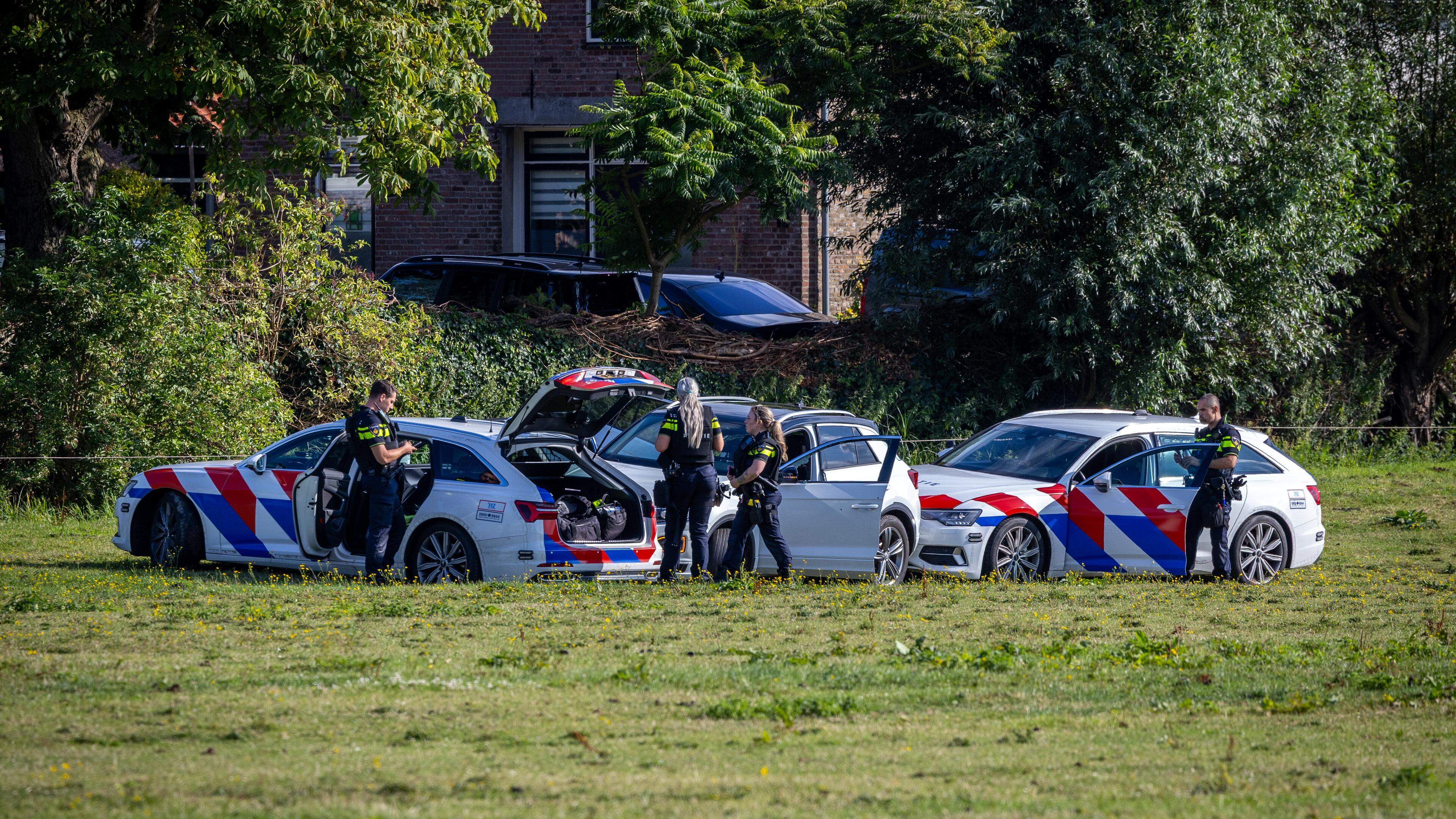 telegraaf's tweet card. In de Zuid-Hollandse plaats Maassluis is woensdag een man aangehouden nadat hij was ingereden op agenten. Die hebben schoten op hem gelost. De politie bevestigt berichtgeving hierover door lokale...
