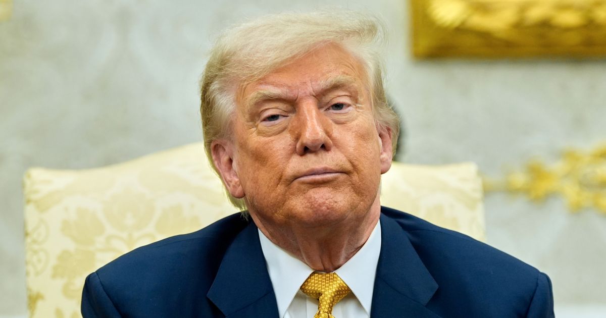 SvDDebatt's tweet card. DEBATT. Både kongressen och domstolarna i USA är på väg att underkänna Trumps ensidiga handelsbeslut. EU-länderna bör beakta detta och inte böja sig för Trump, skriver Hans Bergström, aktuell med...