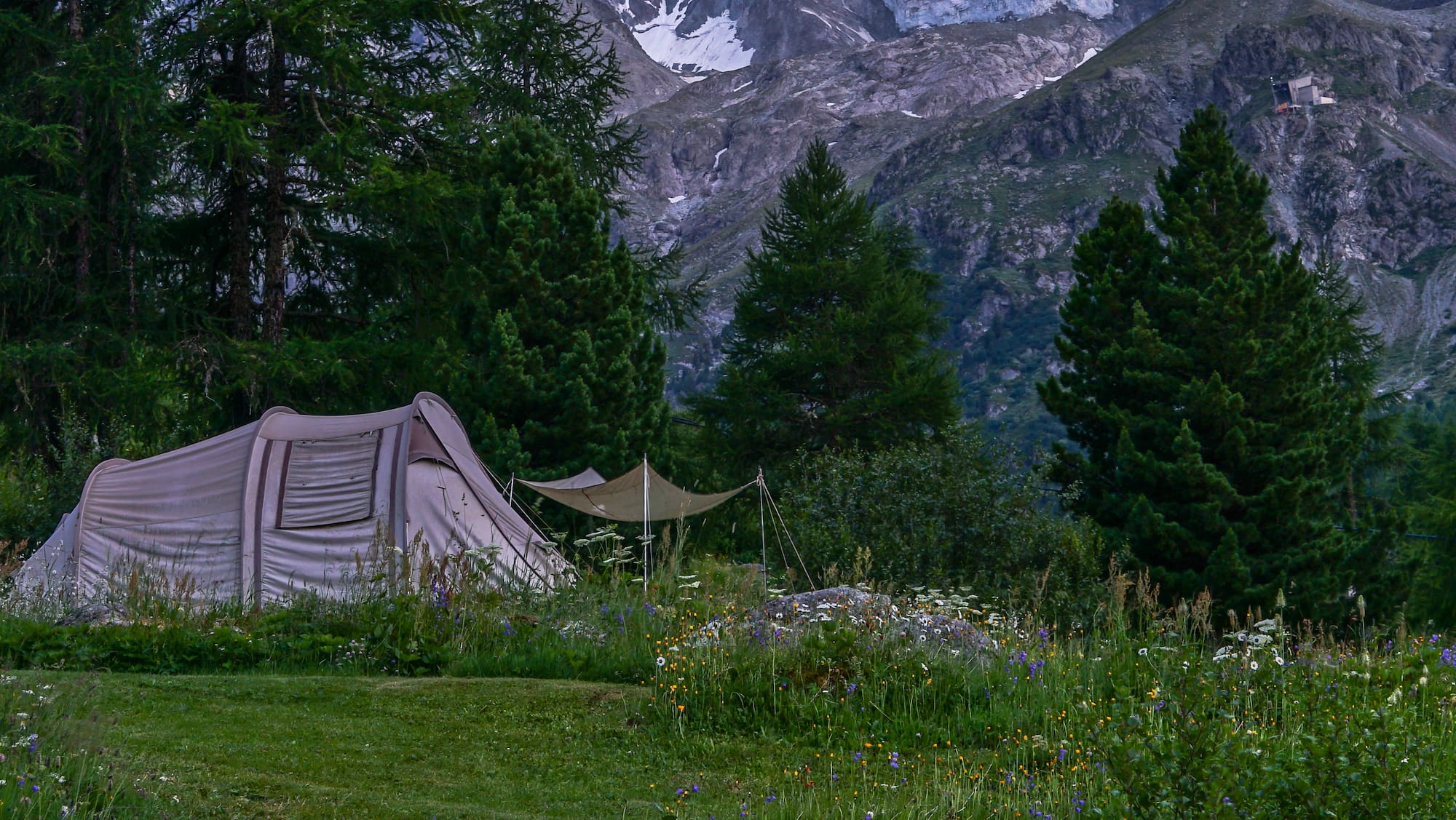 Blickch's tweet card. Der höchstgelegene Campingplatz Europas in Arolla VS wurde vor 10 Tagen wegen Sicherheitsbedenken geräumt. Trotz Verbot campieren weiterhin Wanderer auf dem gesperrten Gelände. Die Betreiber sind...