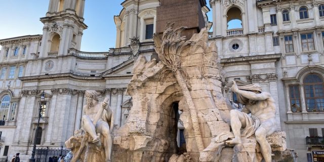 Romethegreatbe1's tweet card. La Fontana dei Fiumi, realizzata da Bernini tra il 1647 e il 1651, celebra il potere papale tramite simboli dei fiumi e un obelisco. Rappresenta quattro continenti e riflette l’abilità archit…