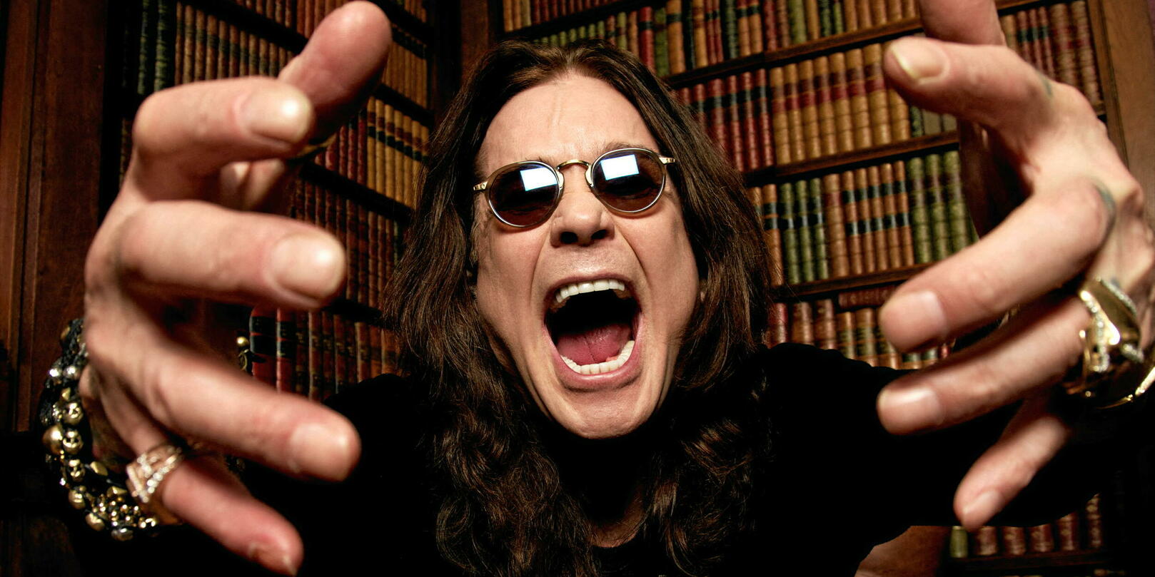 Mancioday's tweet card. Avant de devenir la rock star la plus excentrique des années 1980, les fans retiendront qu’Ozzy, enfant d'une banlieue pauvre de Birmingham, fut l’inventeur du heavy metal et bouleversa l’histoire du...