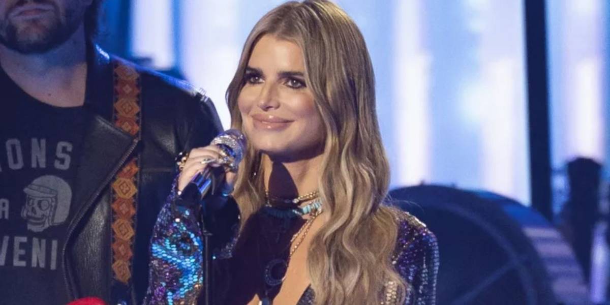 Collider's tweet card. Jessica Simpson’s new fall line turns up the heat with bold and fresh trends, proving she's still a fashion powerhouse and trendsetter.