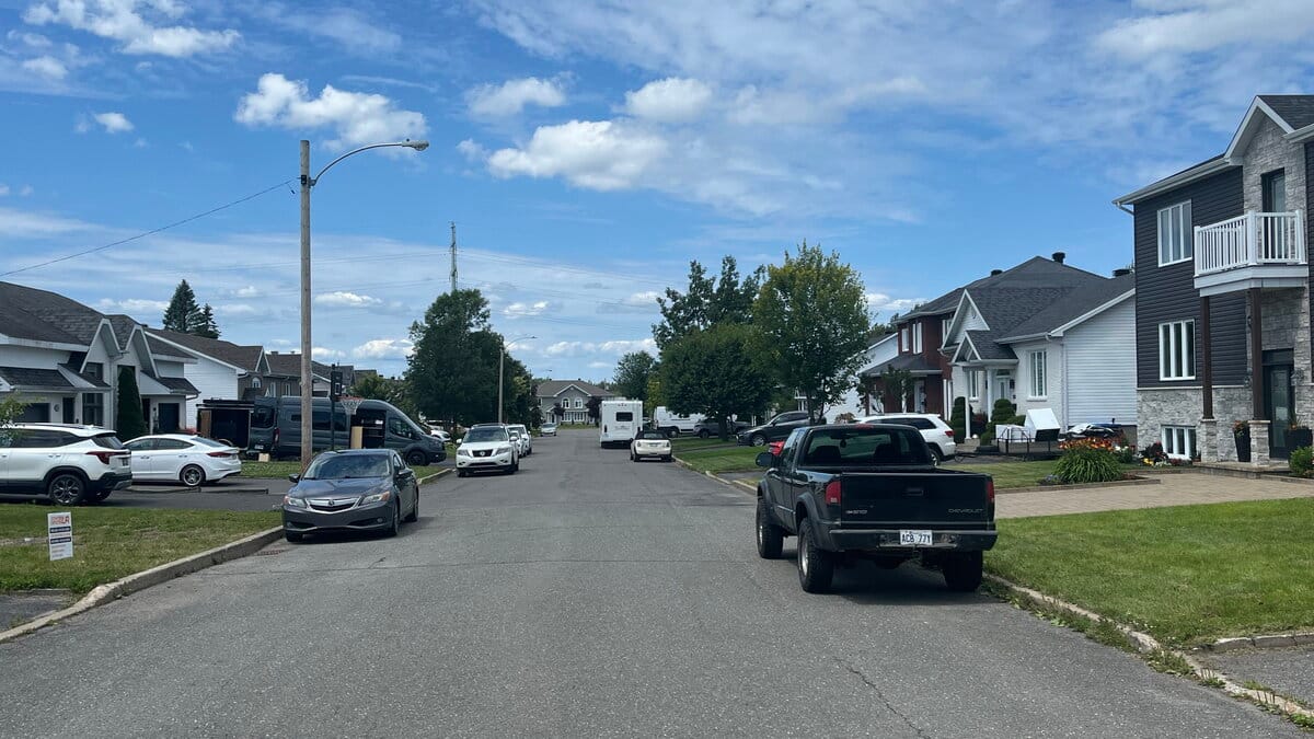 JdeQuebec's tweet card. La stupeur régnait toujours chez les résidents, au lendemain de l’arrestation de trois hommes en possession d’un pistolet en plein après-midi, mardi.