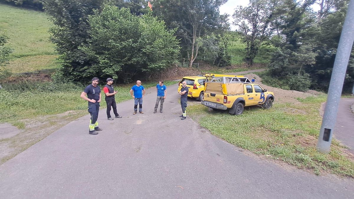 AgentesMN's tweet card. El helicóptero de la Guardia Civil, el Seprona, agentes con perros, Bomberos de Asturias y cuatro patrullas rastrean la zona