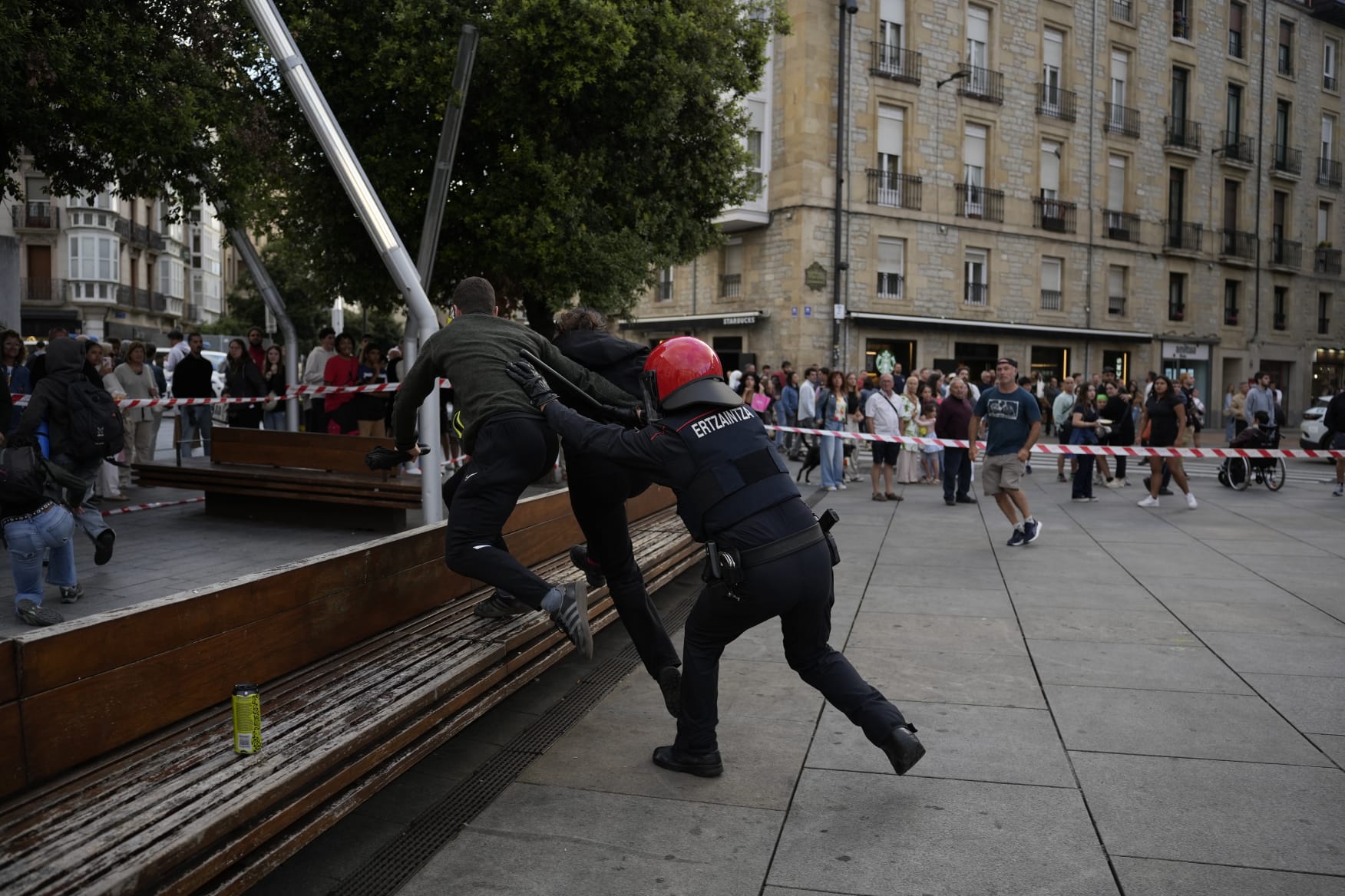 David_Ro_L's tweet card. VÍDEO Y FOTOS - Ertzaintza y Policía Local desalojan la acampada de GKS - Gasteiz Hoy