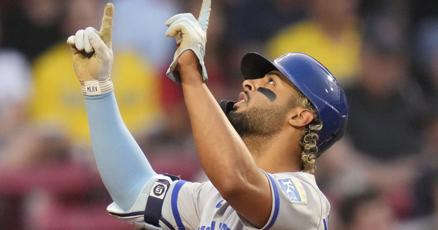 VoceroPR's tweet card. Los Reales colocan a Nick Loftin en la lista de lesionados por conmoción cerebral y suben a MJ Meléndez desde Triple-A Omaha. Witt Jr. y Tucker descansan por molestias en la rodilla tras el juego en...