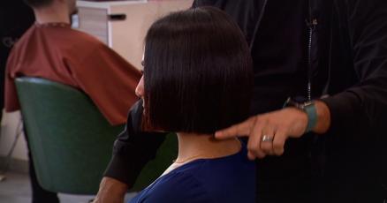 NoticentroWAPA's tweet card. El estilista Abraham Rohena, de Abraham Salon, muestra cómo lograr un recorte de cabello corto pero moderno.