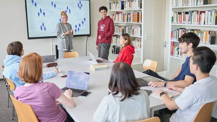 unihh's tweet card. Erste Senior Lecturer an der Universität Hamburg gestartet