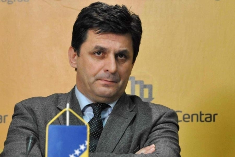 SenadinLavic's tweet card. Projekt 'tronarodne zajednice' na teritoriji Bosne i Hercegovine pokušava instalirati politički model tri glavna grada – Sarajevo, Mostar i Banjaluka. Time se negira ustavno određenje Sarajeva kao...