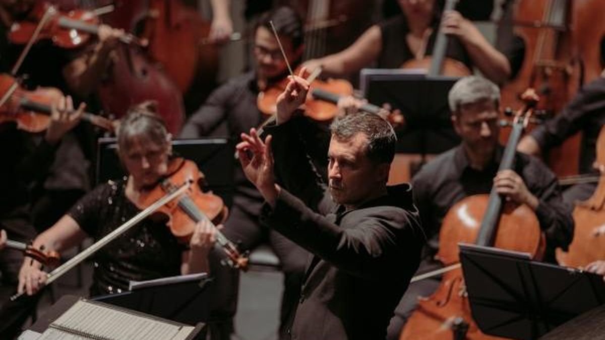 FilarmonicaMVD's tweet card. Con dirección de Martín García, presentará La canción de la tierra el miércoles 9 en el Solís; además, Ismael Serrano cantará con la Orquesta Juvenil del Sodre en el Auditorio Adela Reta