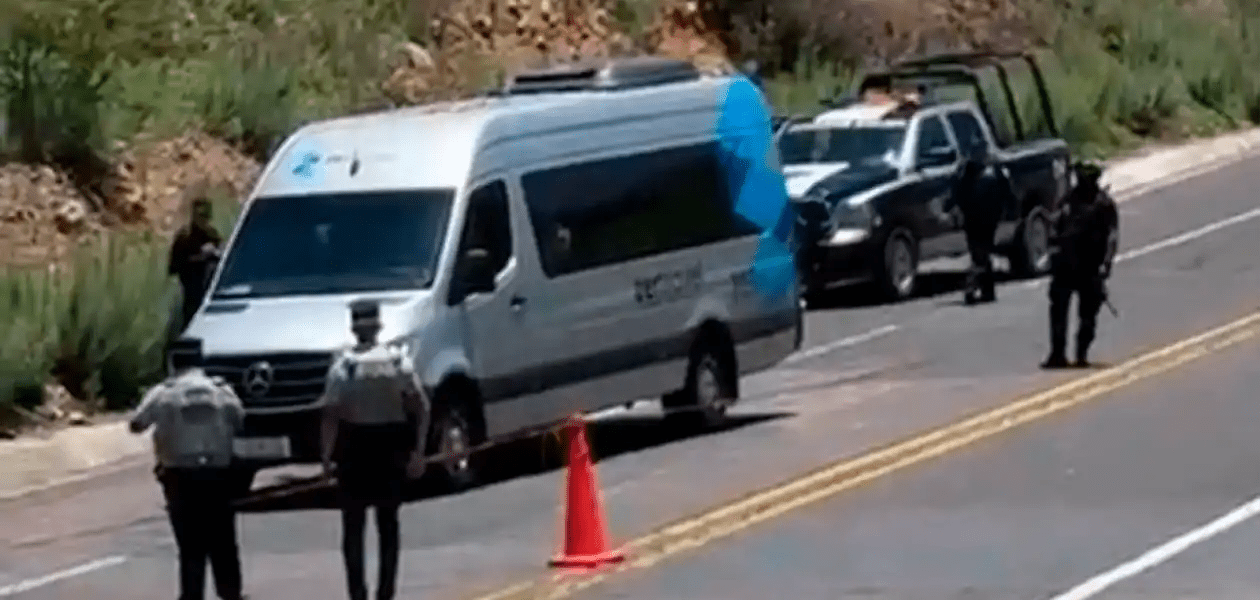 JLMNoticias's tweet card. Turistas de Aguascalientes fueron emboscados en la 45, rumbo a Mazatlán; hay dos muertos y dos heridos por 'cuerno de chivo' en Zacatecas