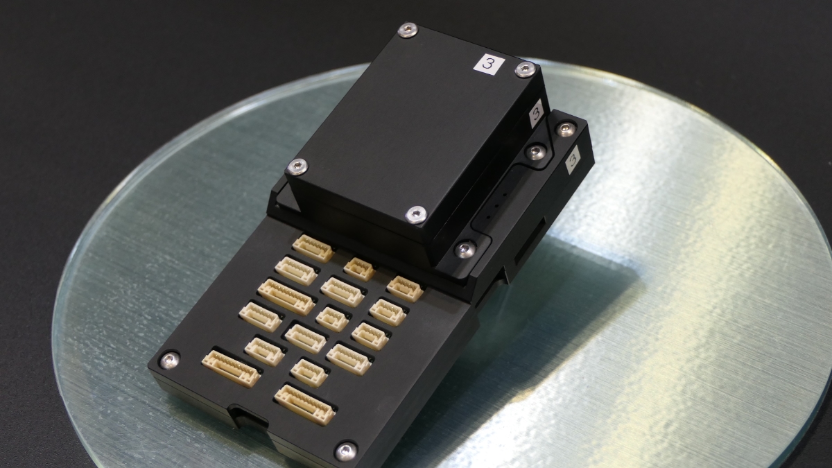 dronejournal_jp's tweet card. 　大手機械・自動車部品メーカーのJTEKT（ジェイテクト）は、独自に開発したフライトコントローラーや高出力電源基板、リチウムイオンキャパシタを展示。現時点で具体的な製品化の計画は未定としながら、今回の出展の中で来場者の反応を見ながら市場性などを検討していくとしている。