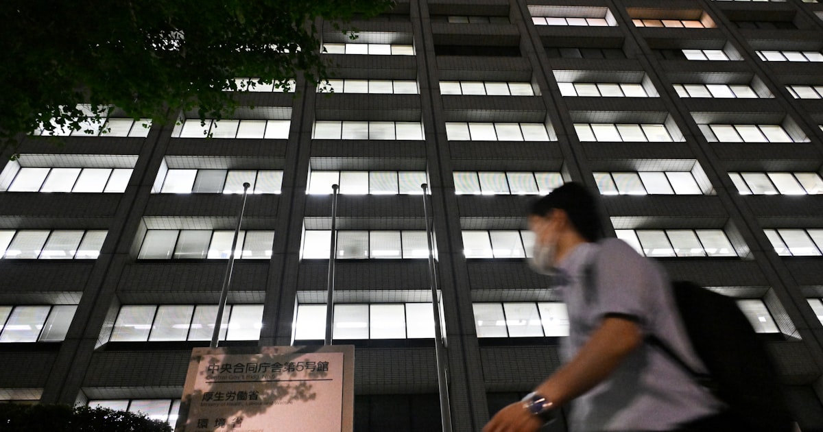 sasakitoshinao's tweet card. 人事院は中央省庁に勤務するキャリア官僚などの国家公務員の給与改定について、大企業の水準に準じて勧告する検討に入った。人事院は毎年、民間企業の給与と比較して国家公務員の給与引き上げを勧告する。その基準とする民間企業の規模を「従業員1000人以上」の大企業に引き上げる。これまでは「500人以上」だった。2025年度から適用する。国家公務員全体については比較の下限を「100人以上」とする方向だ。8月