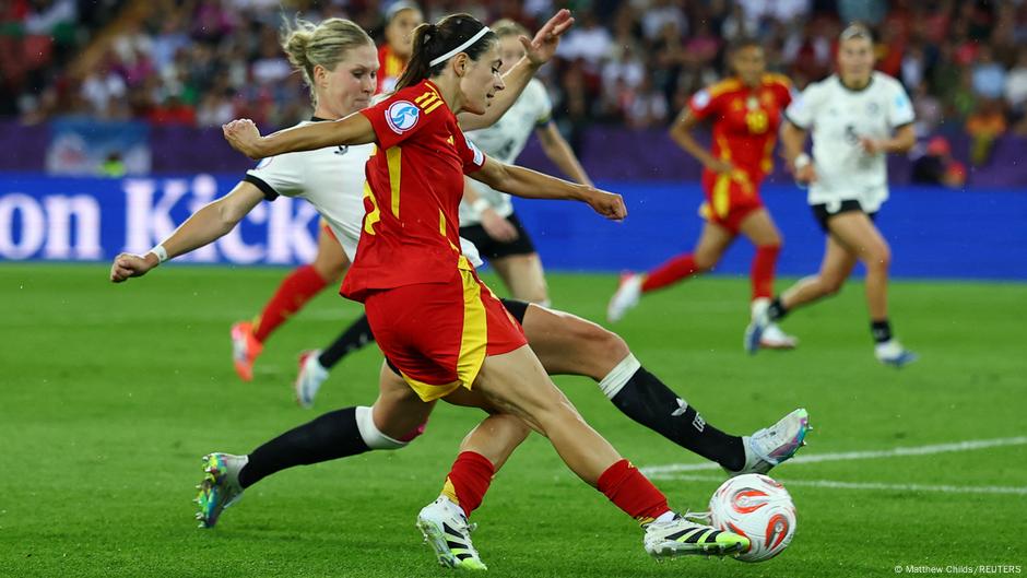 dw_espanol's tweet card. Con un gol en el minuto 113, Aitana Bonmatí tumbó a la octacampeona Alemania para llevar a España a su primera final de la Eurocopa de fútbol femenino.