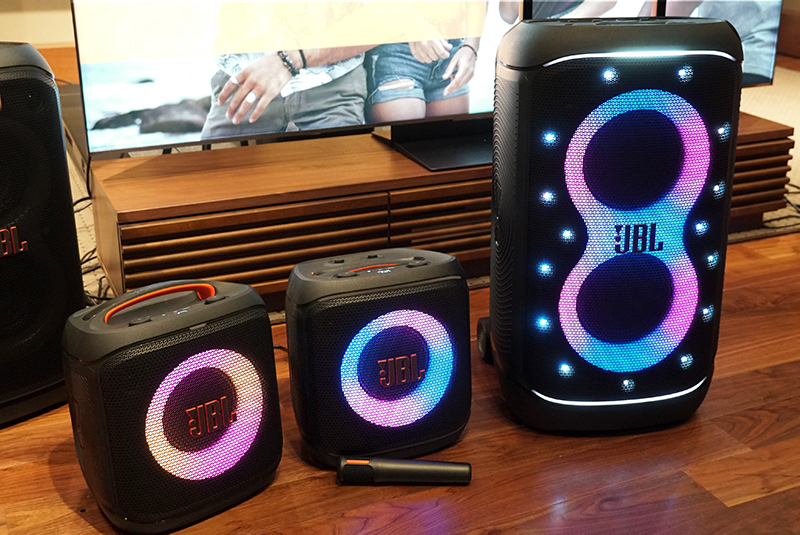 phileweb's tweet card. JBL、バッテリー駆動で“バレーコート2面分をカバー”するパーティースピーカー「PartyBox Stage 520」