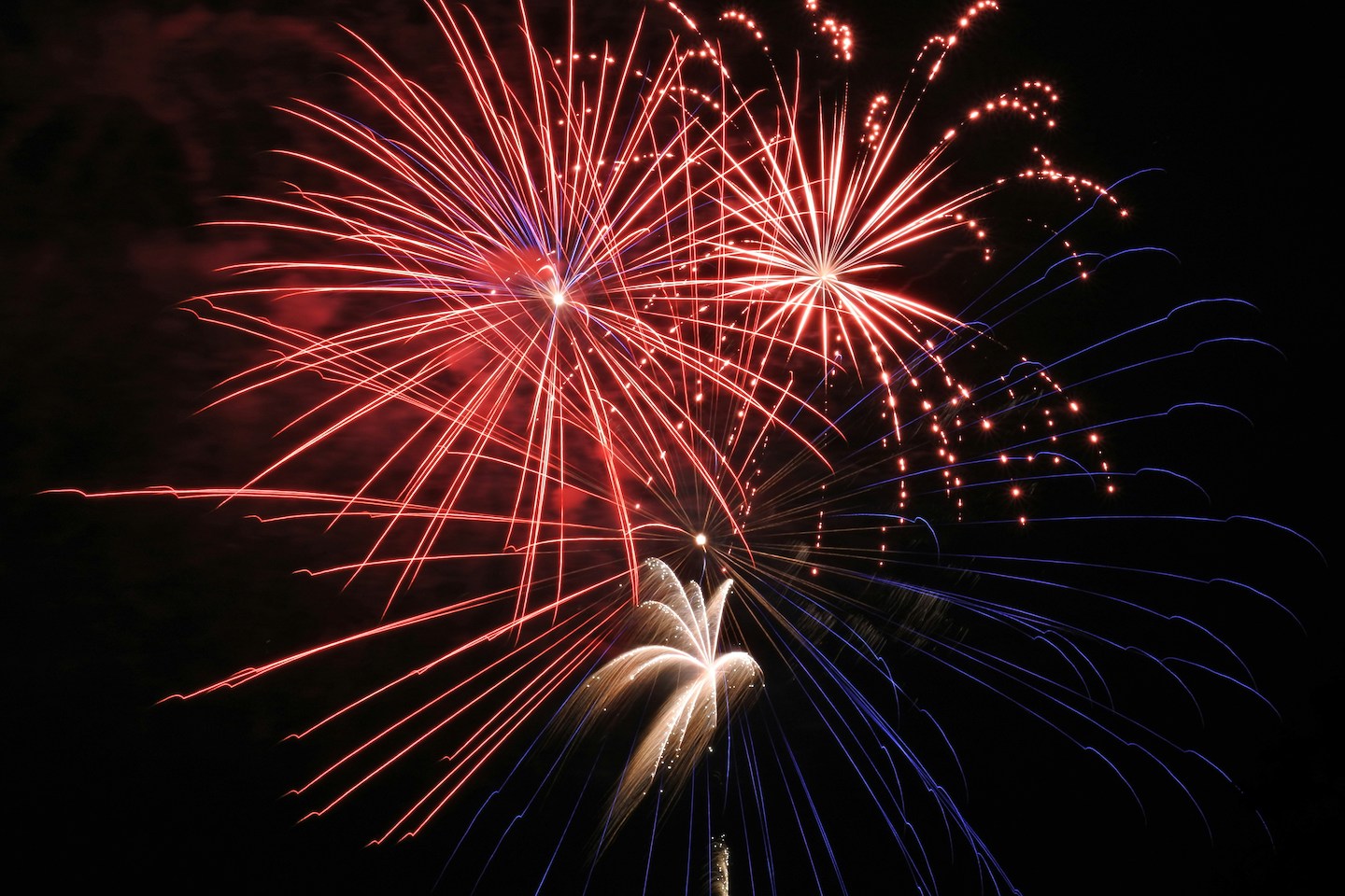 JoinClarity's tweet card. Air pollution in the U.S. rises significantly during the Fourth of July due to fireworks, increased travel, and backyard grilling. Sustainable celebrations and air quality monitoring can help lessen...