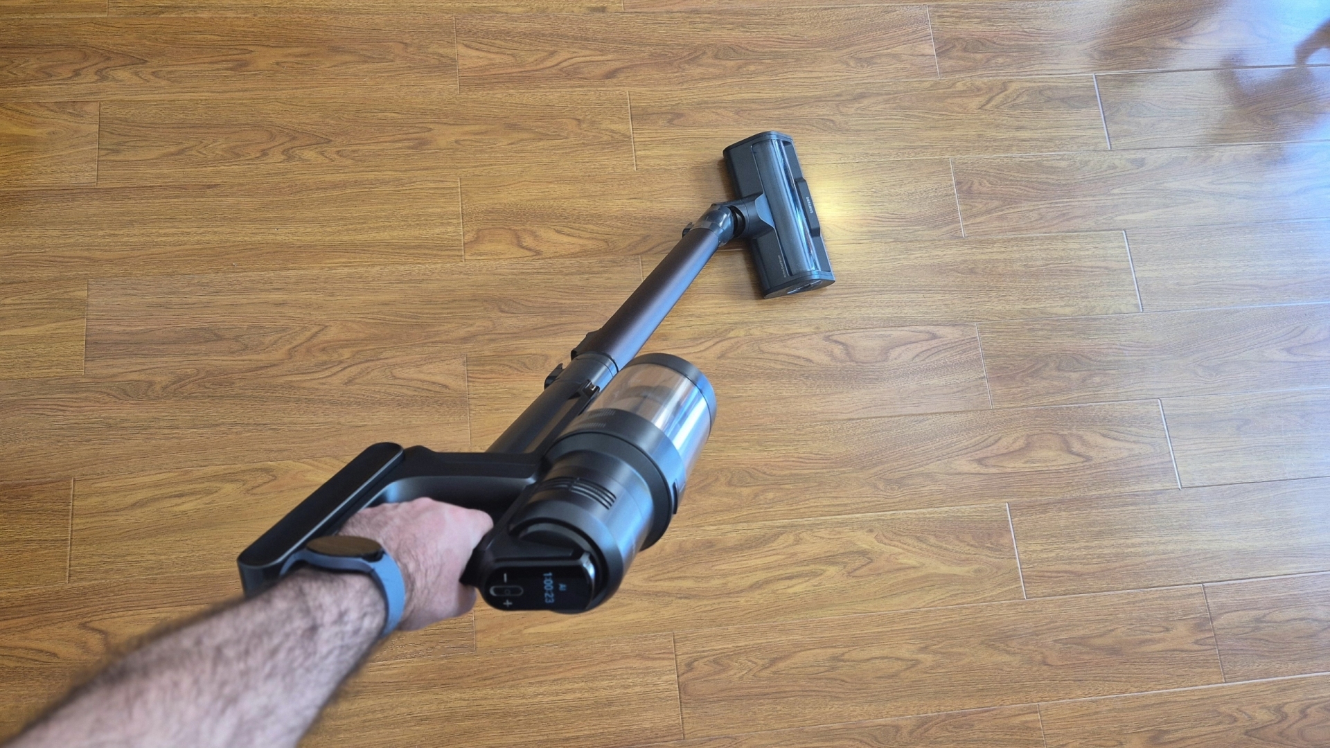 SamMobiles's tweet card. The best and most powerful Samsung cordless stick vacuum cleaner is now available in the USA for a lower price. Check out the details.