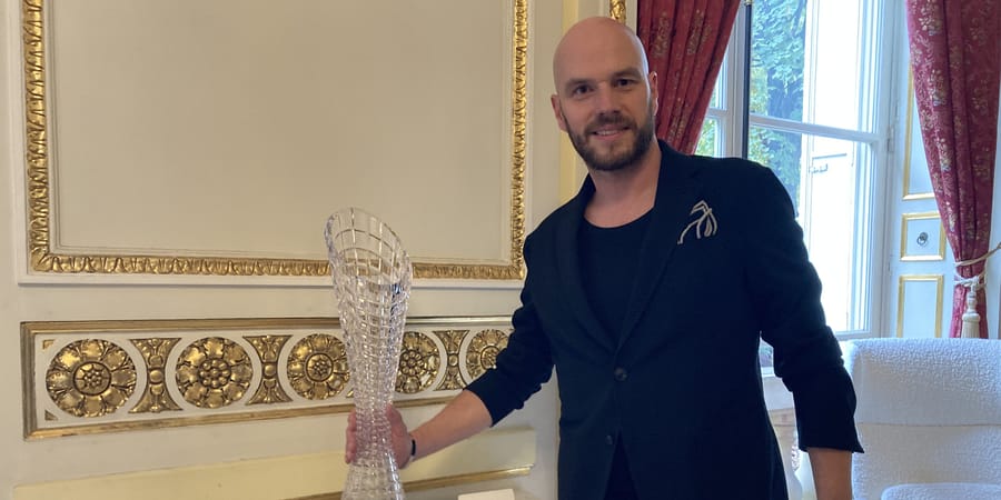 RadioPrague's tweet card. Glassmakers from Northern Bohemia have once again created the iconic trophies for the Tour de France, this year featuring a new emerald green glass.