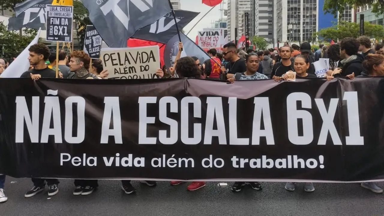 revistaforum's tweet card. Publicação mostra que esse tipo de jornada de trabalho atinge especialmente negros periféricos, que trabalham, sobretudo, em comércio e serviços