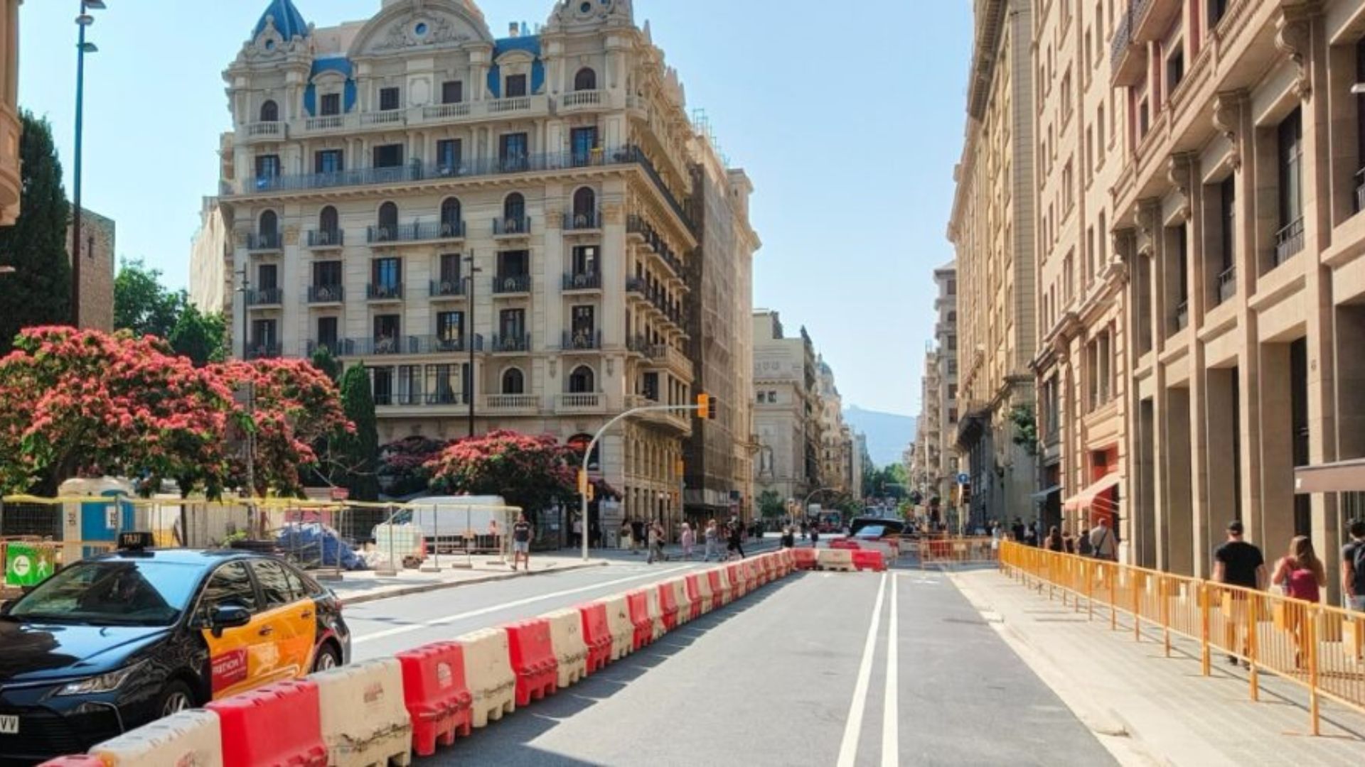 basicsbtv's tweet card. La nova via Laietana està pràcticament a punt d’estrena després de 3 anys d’obres i 38 milions d'inversió. Parlem al 'bàsics' amb veïns i comerciants de la zona.