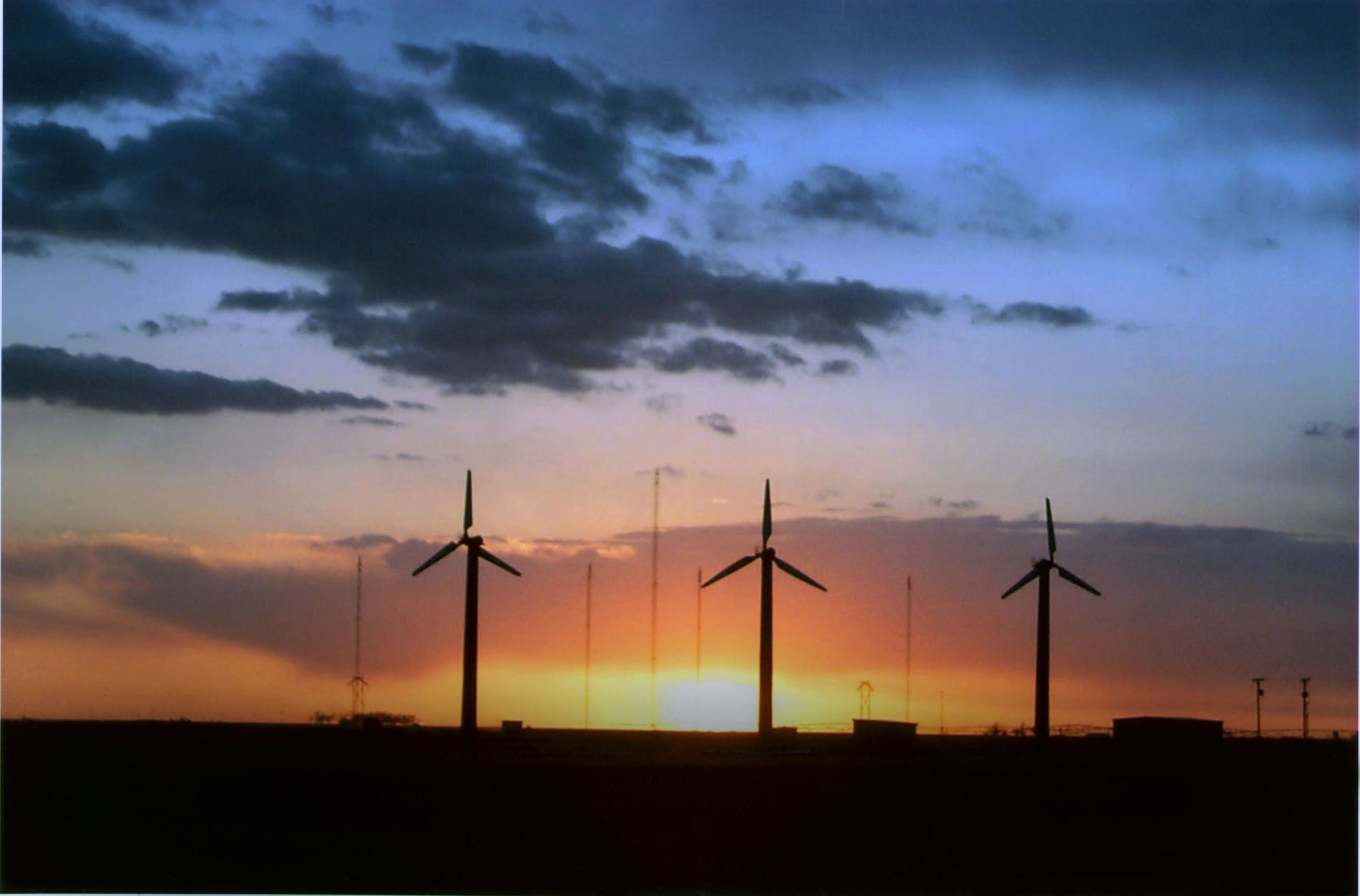 EnvAm's tweet card. Power grids with high integration of wind and solar technologies show improved resilience during extreme weather, new study finds