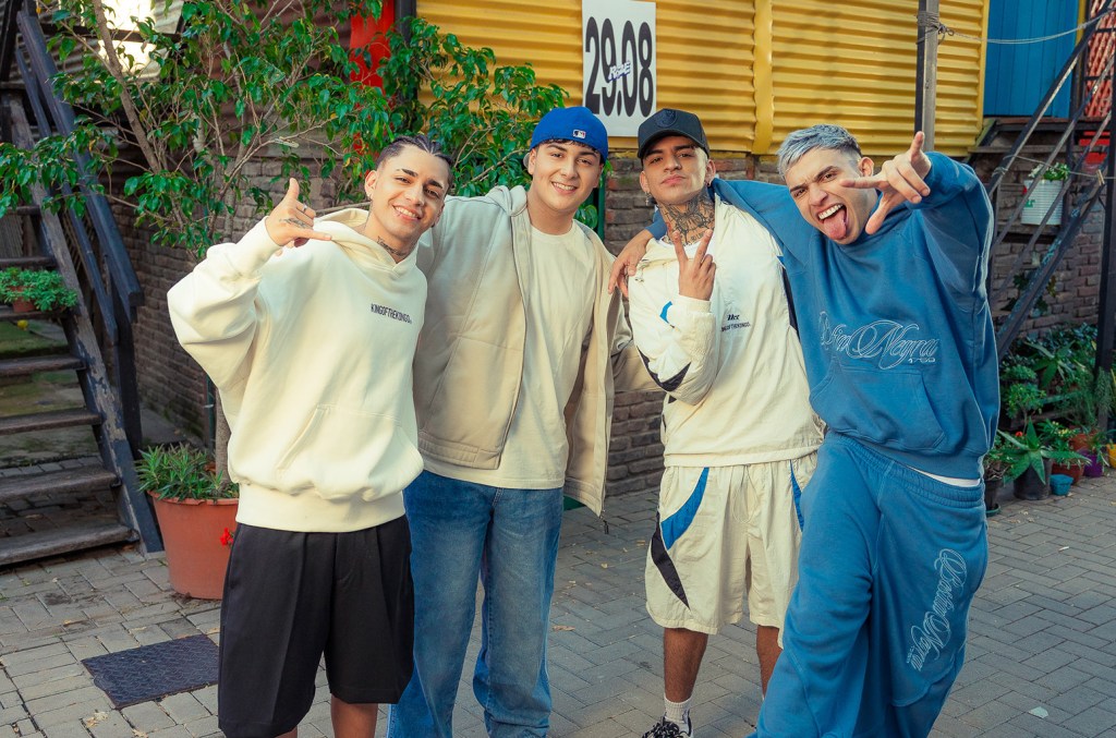 billboardcharts's tweet card. Roze Oficial, Max Carra, Valen and Ramky En Los Controles lead the Billboard Argentina Hot 100 chart as “Tu Jardín Con Enanitos” holds steady at No. 1.