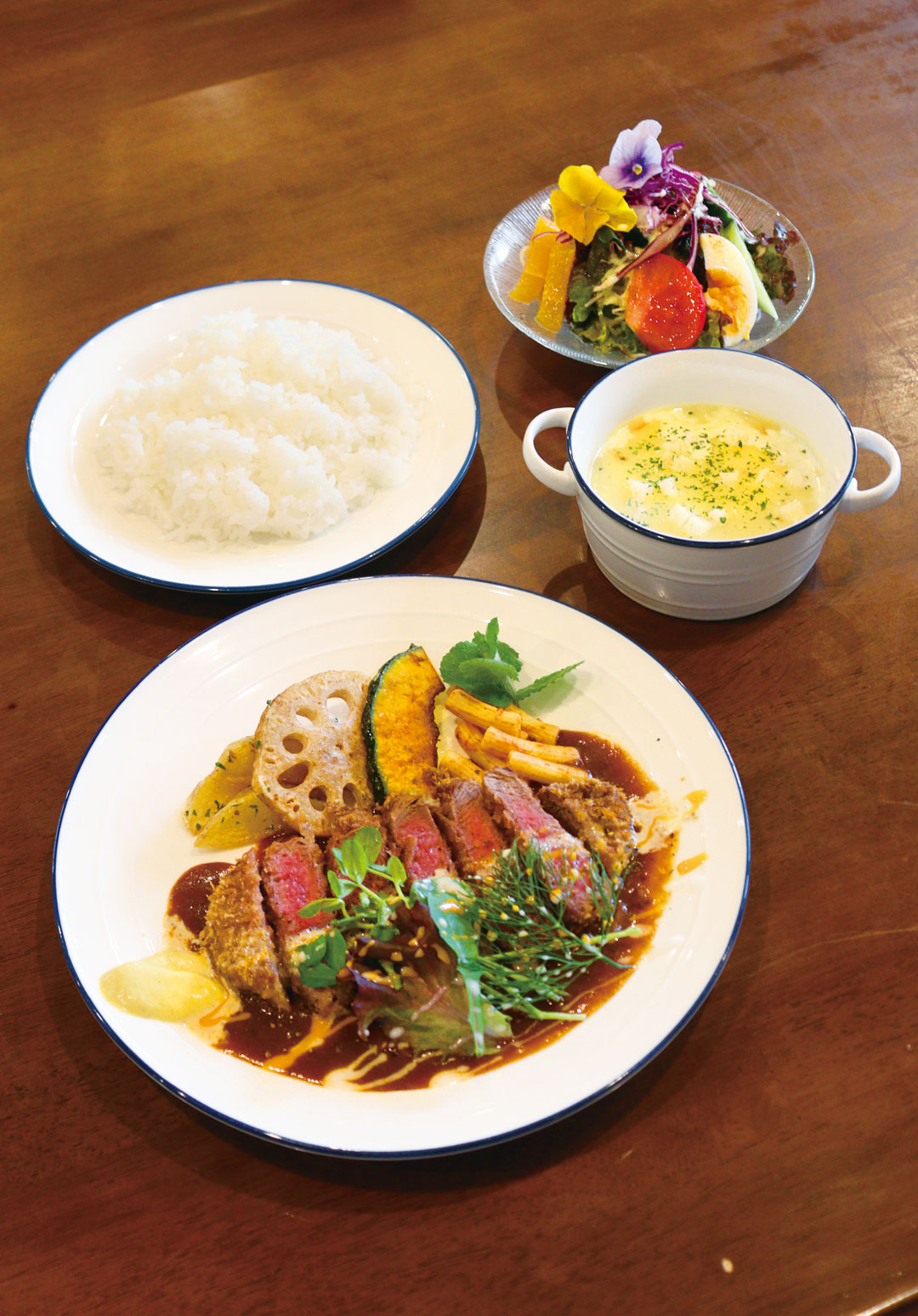 sanyo_cs's tweet card. テイクアウトやオードブルも注文可能 洋食・フレンチで経験を積んだ店主が11年前にオープンした『キッチンCarenカレン』。 一番人気は牛ヒレ肉のビーフカツランチで、サクサクな衣に包まれたレアなヒレ肉の柔らかさは格別。開店以来、継ぎ足して作っ