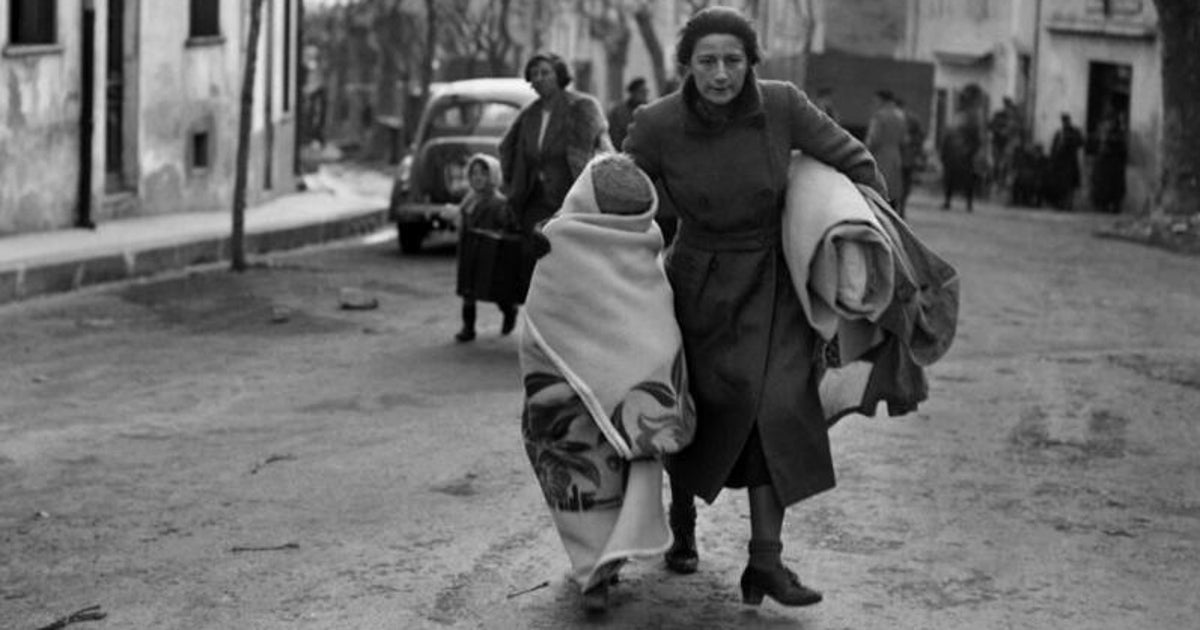 ABC_Historia's tweet card. En los siglos XIX y XX, millones de españoles se vieron forzados a marcharse del país, la mayoría de forma ilegal, siendo tratados como «deshechos, cochinos, ignorantes y pobres» en sus destinos