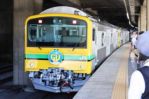 TrafficNewsJp's tweet card. SL列車の新たな牽引車両として、新型の電気式気動車GV-E197系が営業運転を開始しました。デビュー初日は、SLの不具合により途中駅で運転打ち切りになりましたが、2日目は予定区間を完走しました。