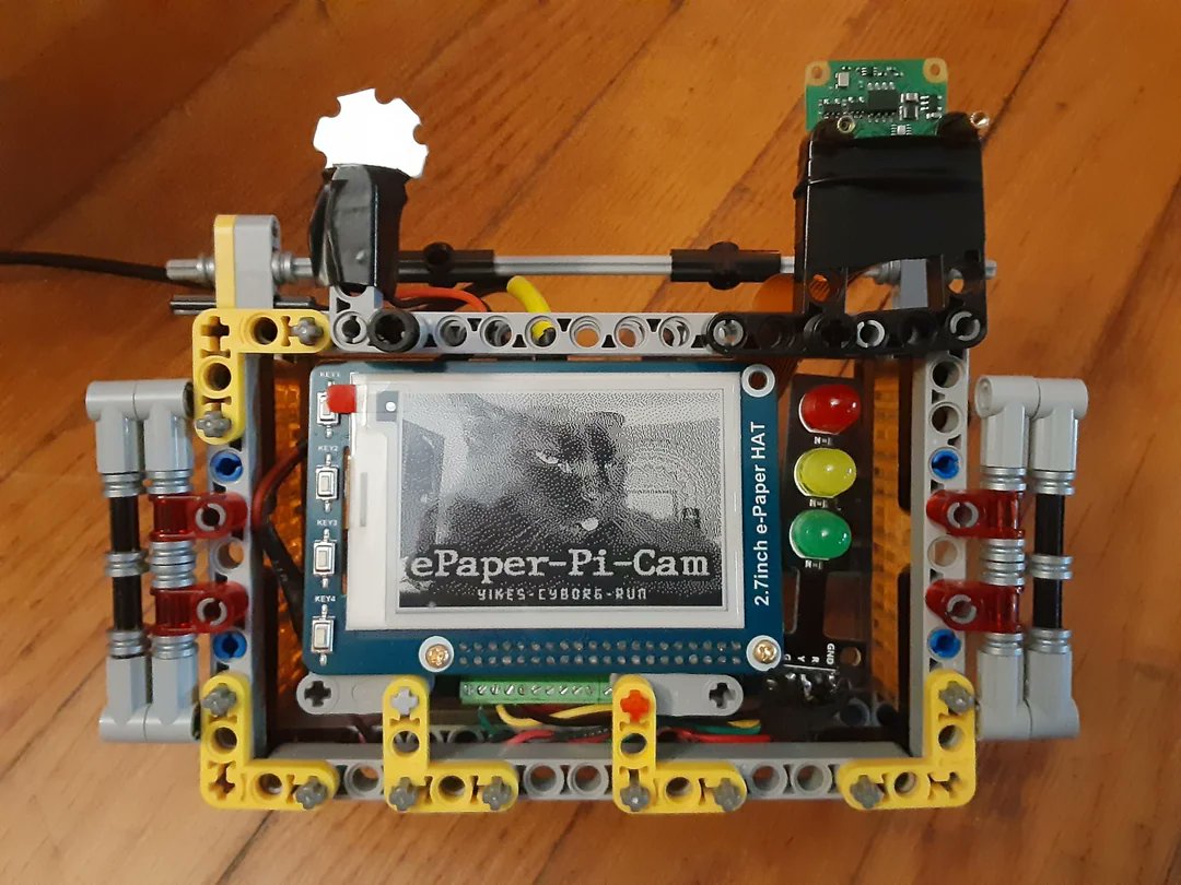 FabSceneJp's tweet card. Raspberry Pi Zero 2WとePaperディスプレイで自作カメラデバイス。撮影から表示、管理機能まで一体化した低消費電力デザインの制作事例。