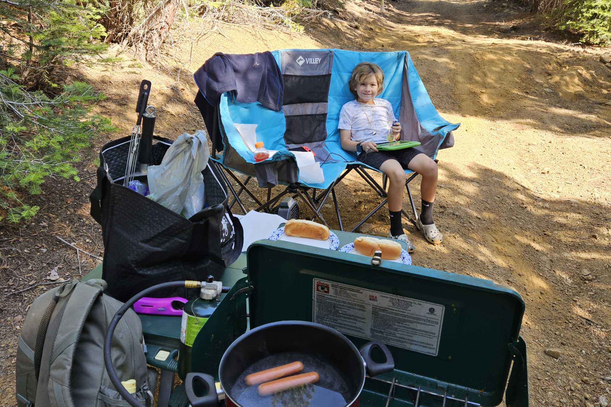 KateGalbraith's tweet card. A woman and her 9-year-old child got badly lost in the forest on the way to a Cub Scouts meetup. A trail of paper notes helped guide rescuers.