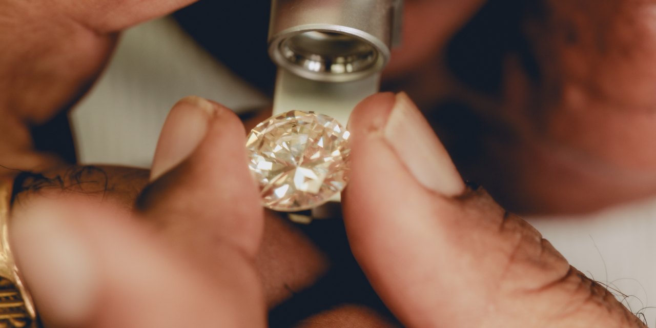 SuzanneKapner's tweet card. The brand made mined diamonds synonymous with love and devotion. Now the CEO decries what he calls a “huge con” in lab-grown stones masquerading as precious.