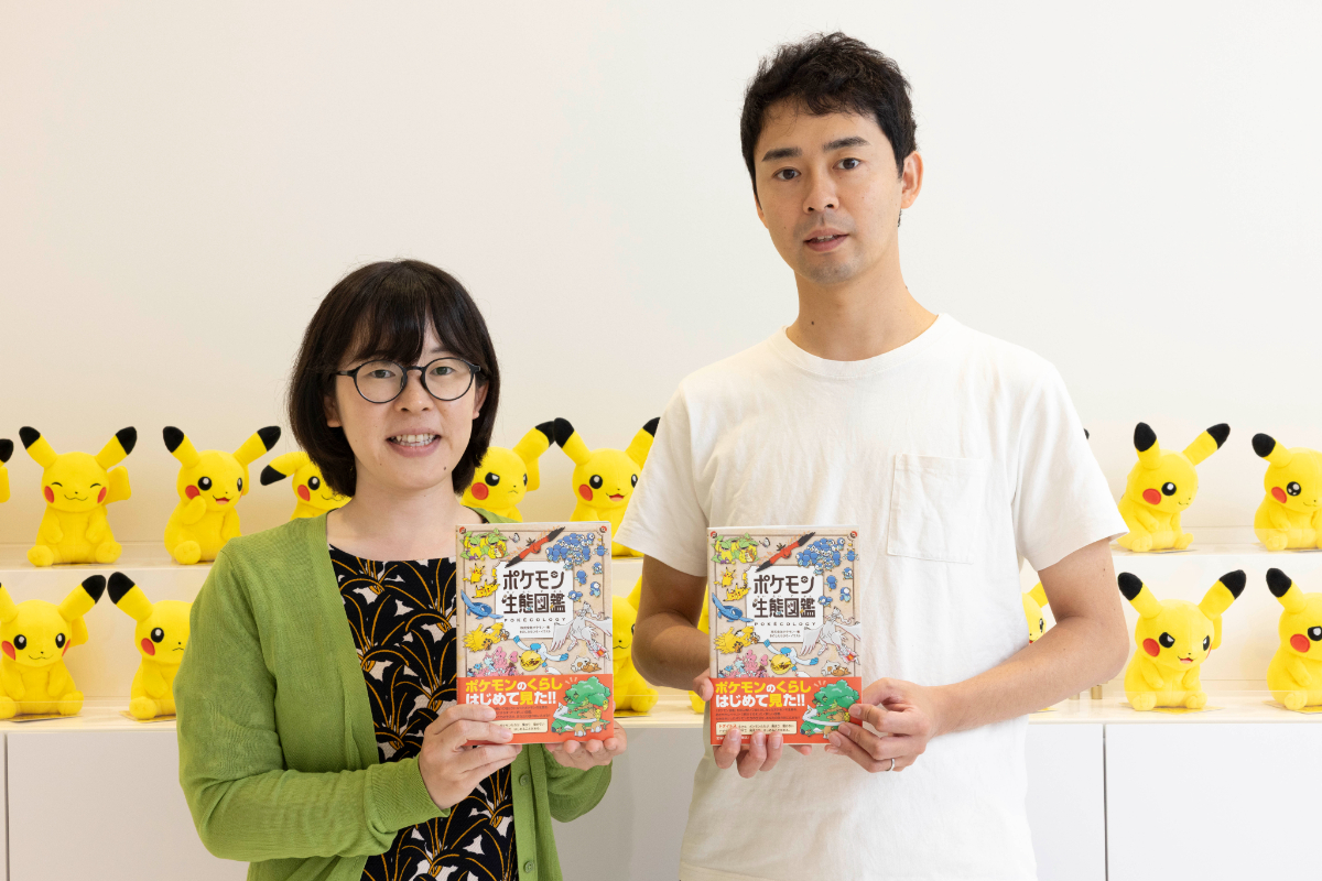 chimomonga's tweet card. 2025年6月18日に発売され、早くも話題沸騰中の『ポケモン生態図鑑』は、野生ポケモンの生態がテーマ。『ポケットモンスター』シリーズに登場するポケモンたちのあらゆる特徴を洗い出して、生態学的に分析・解説するという画期的な図鑑です。 解説を担当した米原善成さんと絵を担当したきのしたちひろさんは、ふたりとも東京大学大学院農学生命科学研究科で動物の行動や生態を研究し、博士号を取得しています。ポケモ...