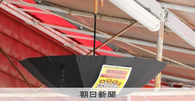 BirdNewsJapan's tweet card. 　日本野鳥の会愛知県支部が、減少傾向にあるツバメの子育てに協力しているとして、豊橋、豊川市内の6団体に、「ツバメの感謝状」を贈呈した。「感謝状」は2019年度に日本野鳥の会が始めた取り組みで、県支部も…
