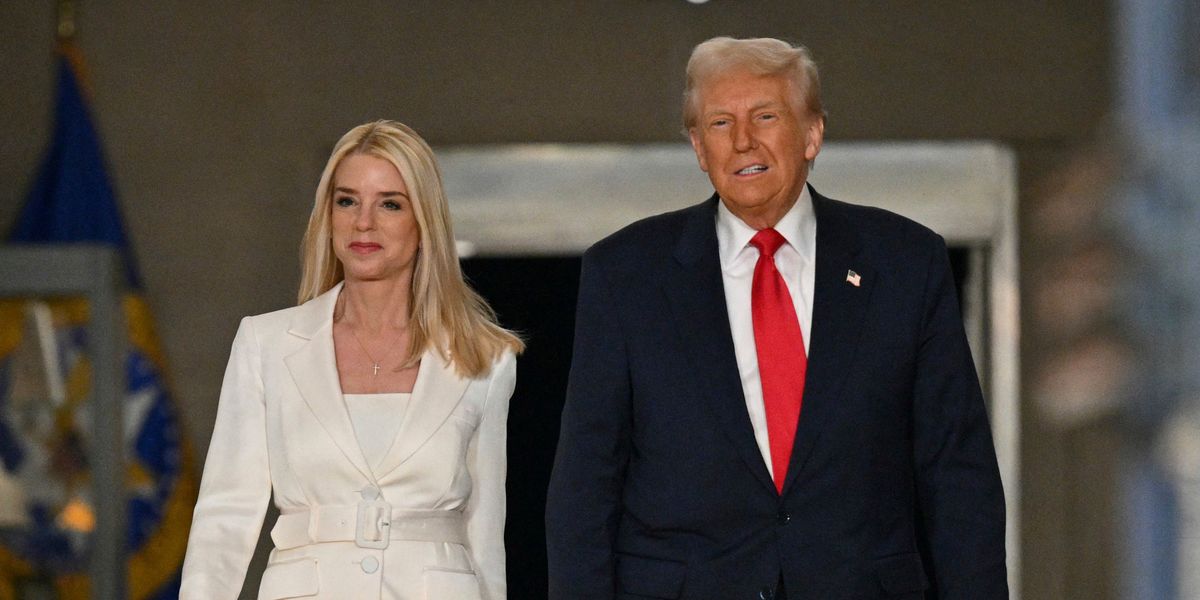 DagmarFreitag13's tweet card. Wusste Donald Trump schon vor Wochen, dass er namentlich in den Akten zum Sexualstraftäter Jeffrey Epstein auftaucht? Das berichten nun zwei US-Zeitungen. Der Präsident lässt dementieren.