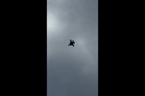 kamuikitano's tweet card. 北海道ニセコ町周辺で、何度も目撃されている爆音をあげて高速で移動する飛行体について、その姿を捉えた写真や映像を入手しました。さて正体は？先週の放送後、HBCが入手した写真です。翼には
