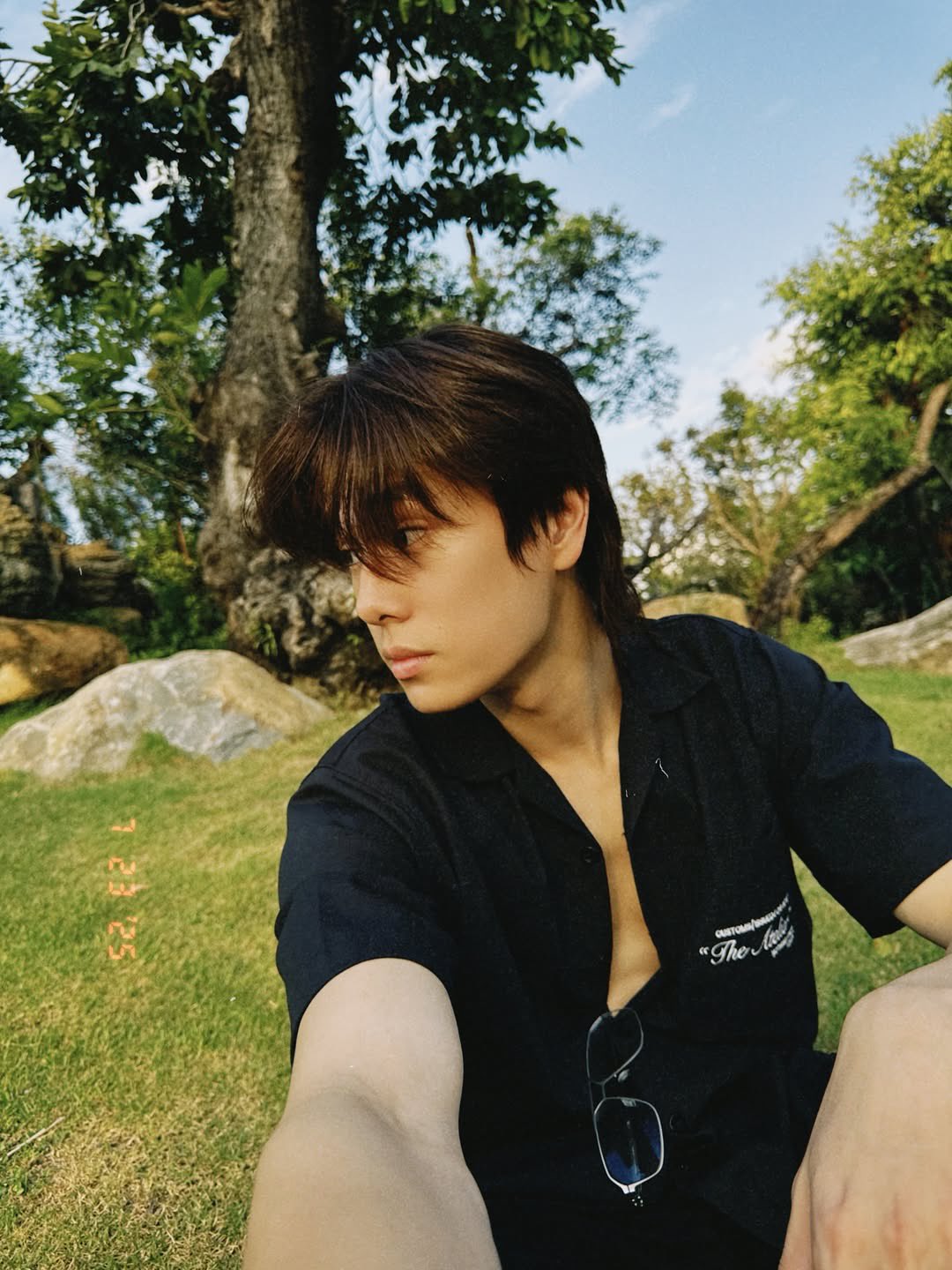 ThaiNow_jp's tweet card. タイの人気俳優プーウィン・タンタサックユーン（Phuwin Tangsakyuen）が、自身のInstagramを更新し、自然あふれる場所で過ごす様子をおさめた写真が複数枚投稿され、ファンの間で大きな話題となっています。 投稿では、木々に囲