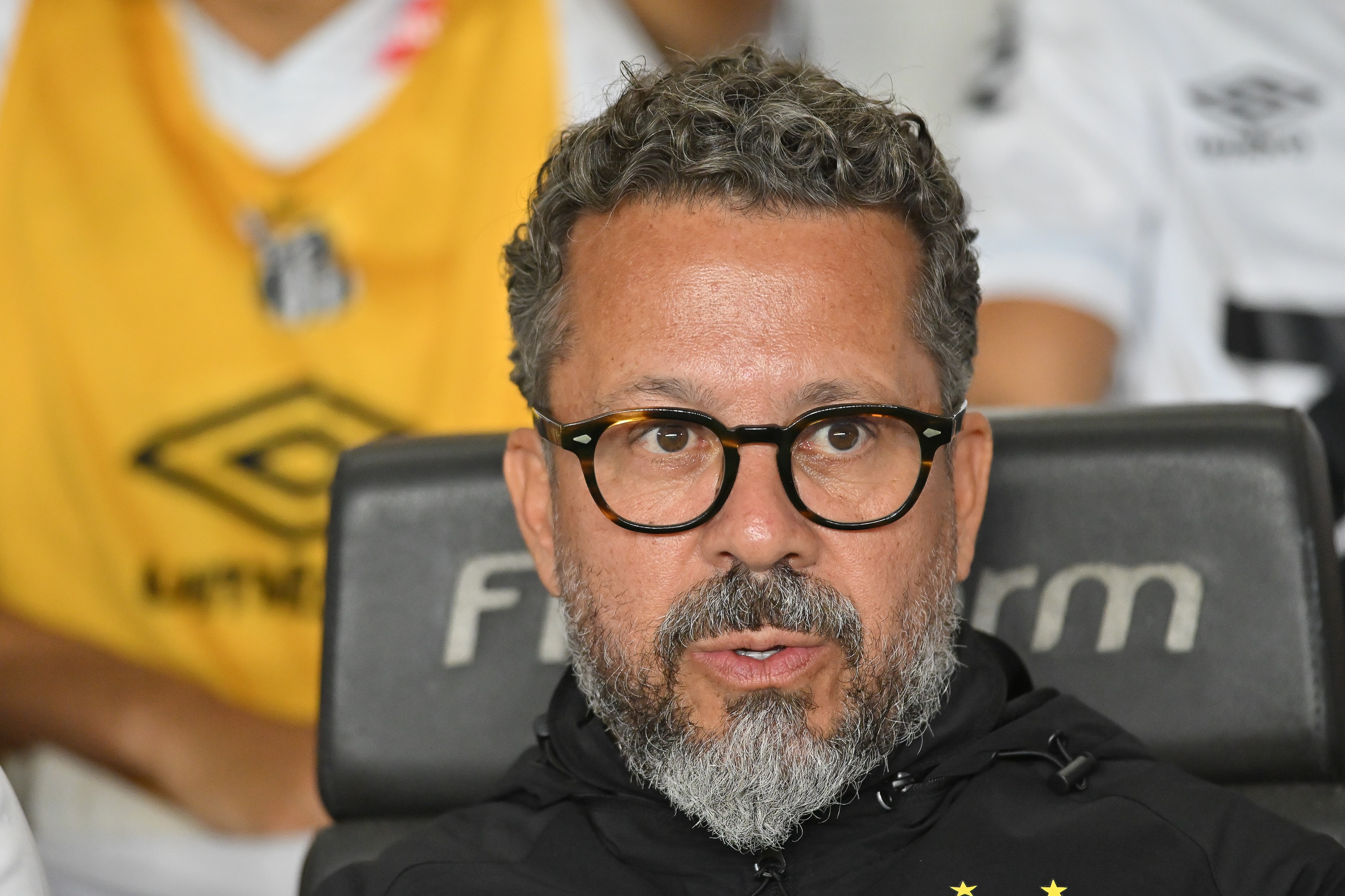 ge_peixe's tweet card. Torcedores protestaram depois da derrota por 2 a 1 para o Internacional, na Vila; Neymar chegou a bater boca com um deles após o jogo