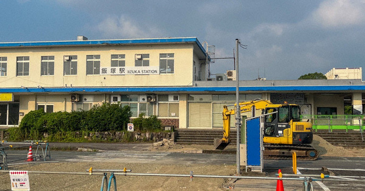 alterbau's tweet card. 東口にも改札、連絡通路新設　1893年開業、1970年改築　かつて筑豊線中心駅 　飯塚市のJR飯塚駅建て替え工事に伴い、現在の駅舎の解体が始まる。かつて筑豊線の中心駅とされていたが、市のにぎわいの中心が移ったこともあり近年では活気が失われつつあった。こうした中、市は地域活性化を図るために駅周辺地区の