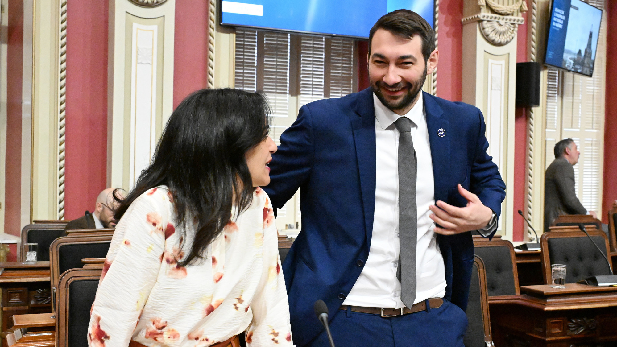 Antoyac's tweet card. Écoutez Antonine Yaccarini présenter l'actualité politique du jour au micro d'Élisabeth Crête.