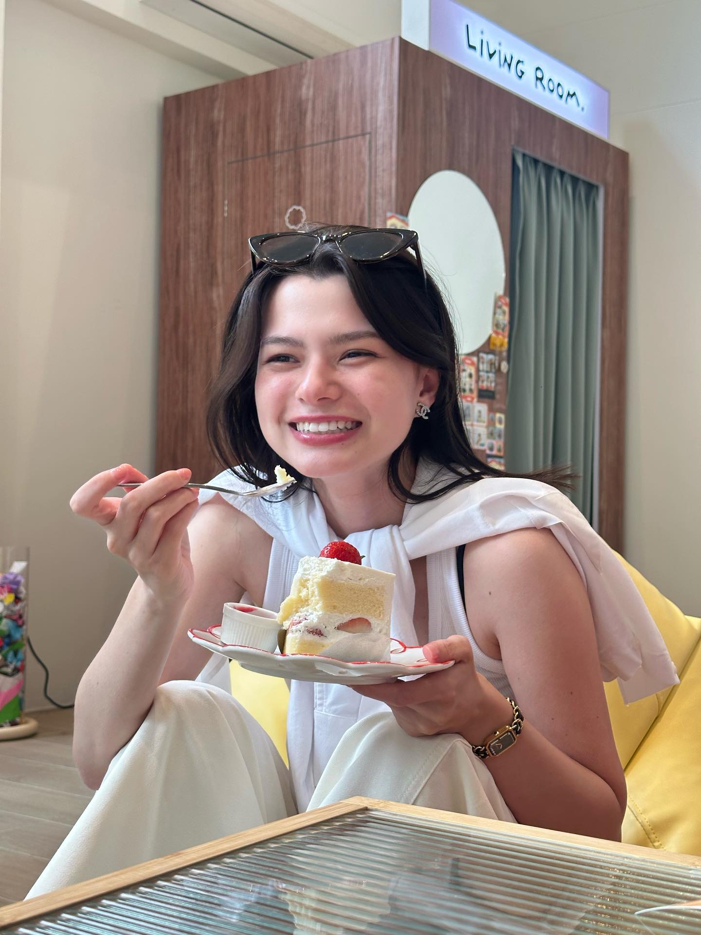 ThaiNow_jp's tweet card. タイの人気女優ベッキー（Becky／レベッカ・パトリシア・アームストロング）が、自身のInstagramにて新たな写真を公開し、多くのファンの心をときめかせています。 投稿には「brb, living（ちょっと今、人生楽しんでる最中。※直訳