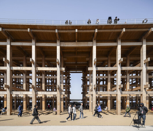 aitim_e's tweet card. Discover Expo 2025 Osaka's Grand Ring, the world's largest wooden structure, showcasing innovative architecture and diverse global themes.