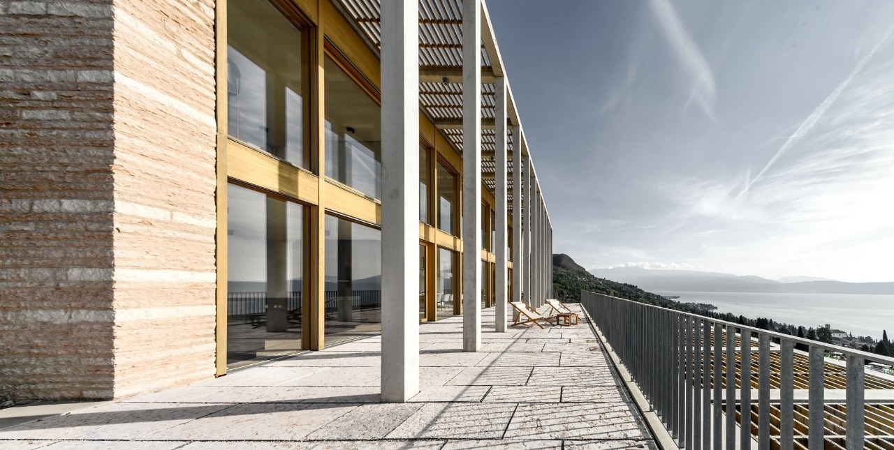 DomusWeb's tweet card. Monumental like a temple – or like the museums in Berlin – but bathed in sunlight like a Mediterranean “limonaia”, the villa designed on Lake Garda by the Pritzker Prize-winning designer and Domus...