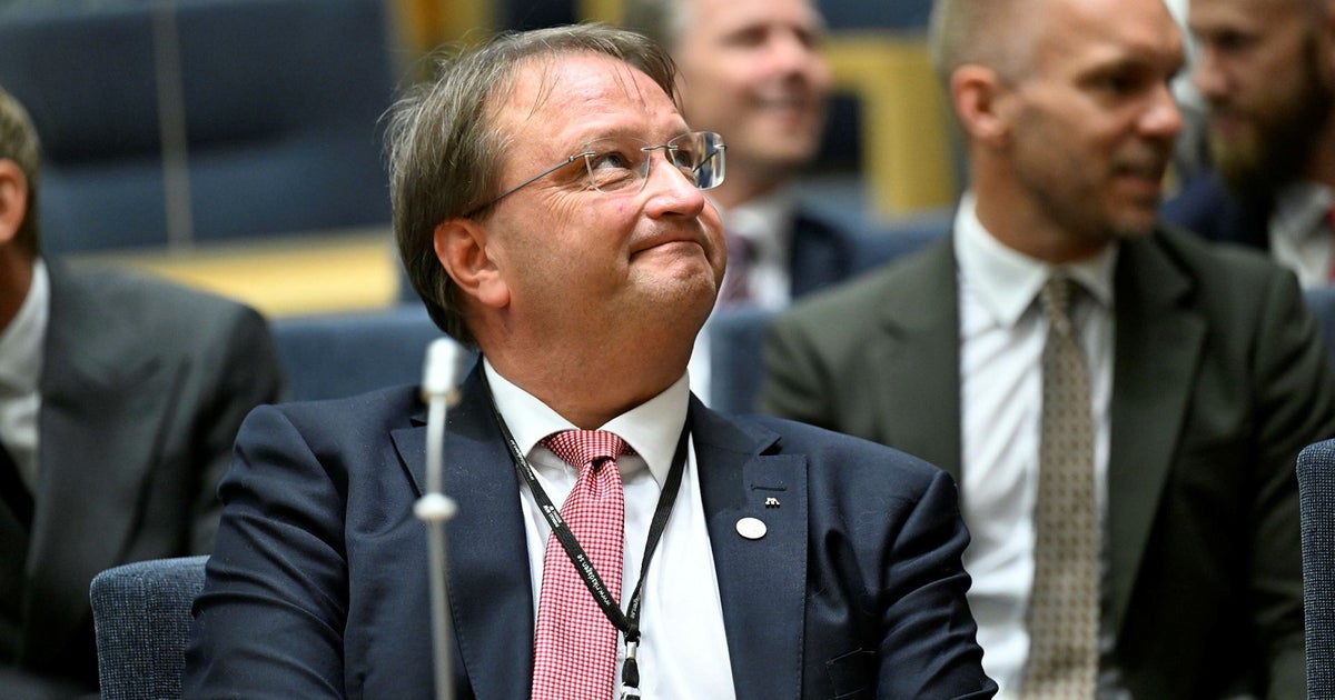 FinellLotta's tweet card. Moderaternas riksdagsledamot sprider ytterhögerns romanistiska beskrivning av högerextremism. Partiet är tyst, skriver Lilian Sjölund.